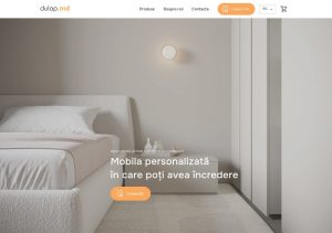 Living mic amenajat cu mobilier personalizat modern în nuanțe deschise